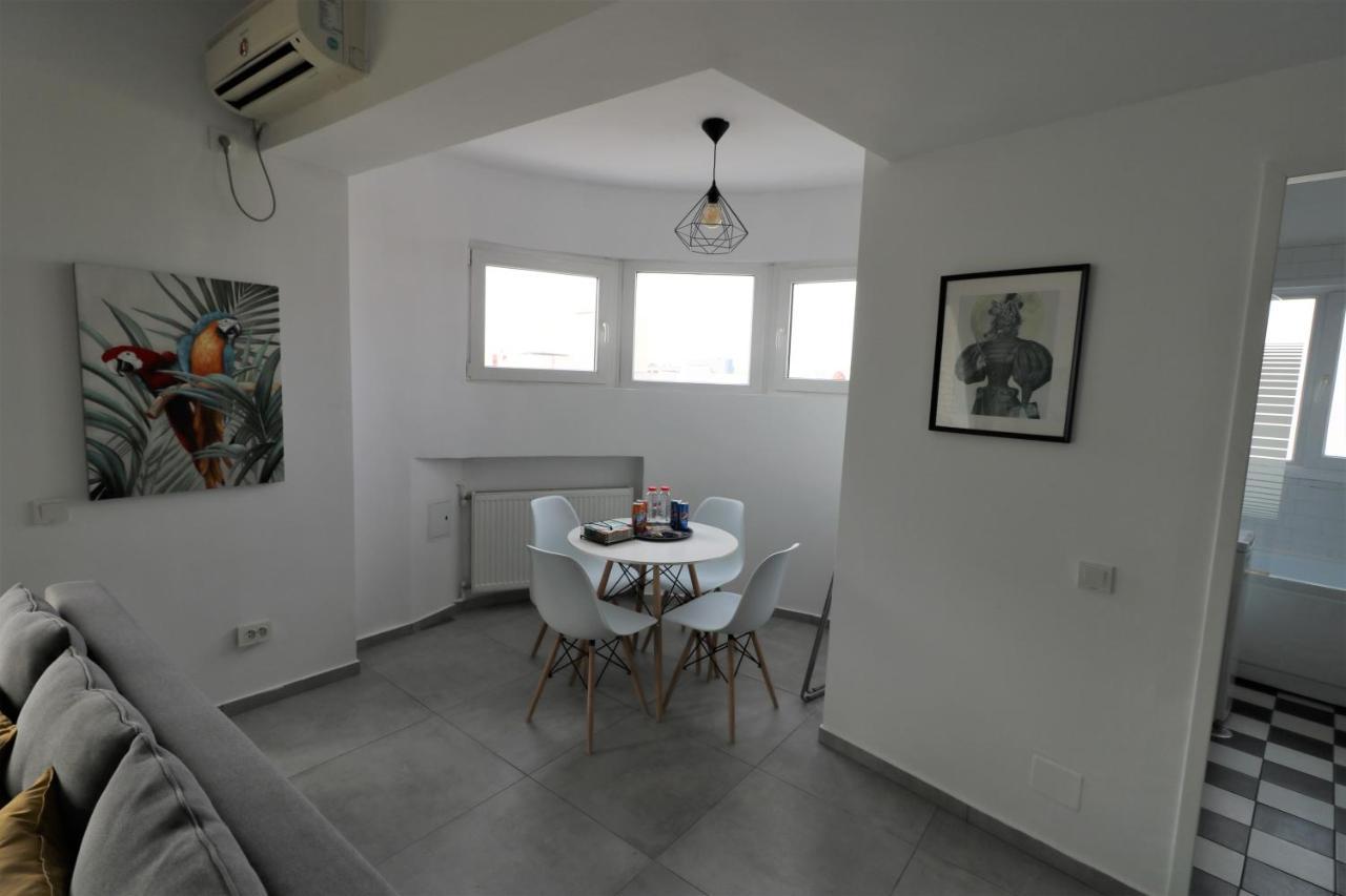 Serenity Heights Apartment: A Panoramic Haven Near Old Town - Free Minibar Apartment Bucharest