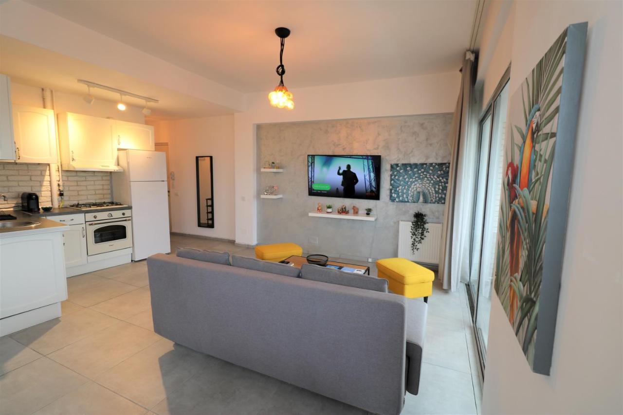 Serenity Heights Apartment: A Panoramic Haven Near Old Town - Free Minibar Bucharest