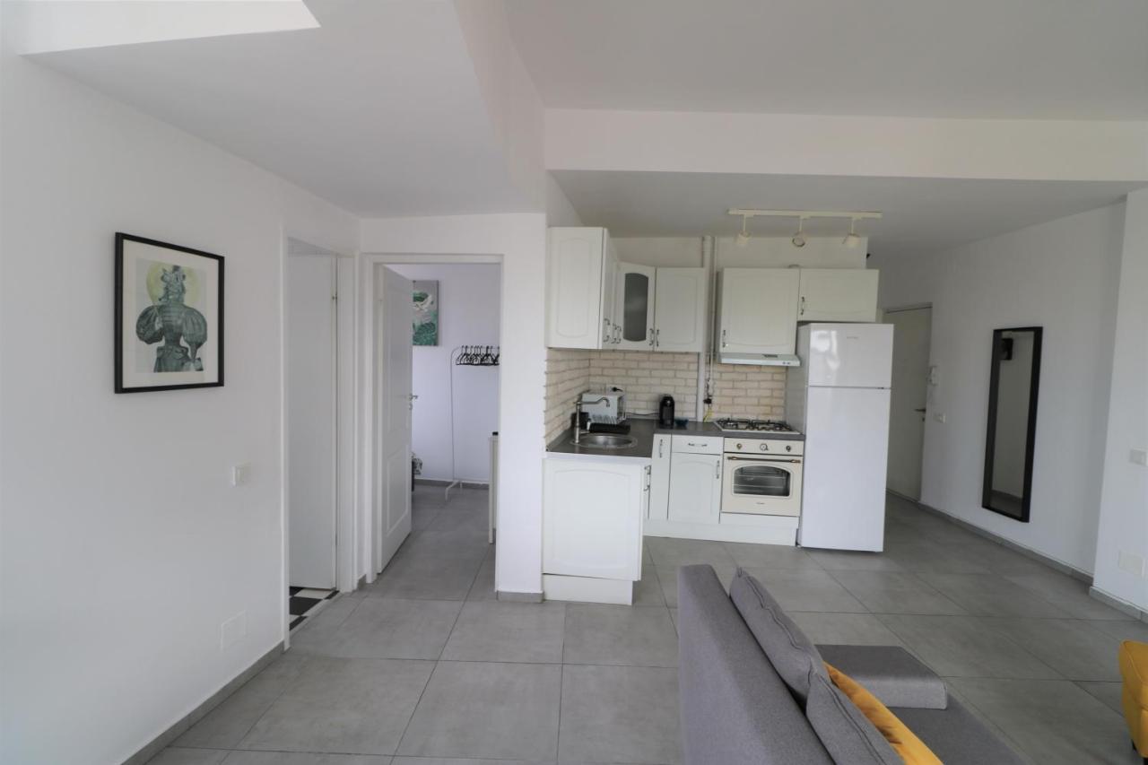 Serenity Heights Apartment: A Panoramic Haven Near Old Town - Free Minibar Bucharest