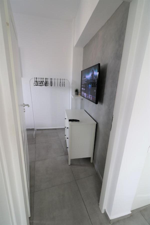 Serenity Heights Apartment: A Panoramic Haven Near Old Town - Free Minibar