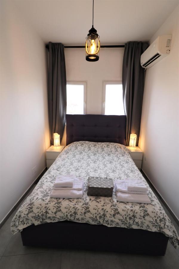 Serenity Heights Apartment: A Panoramic Haven Near Old Town - Free Minibar