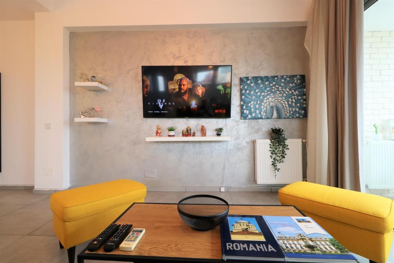 Serenity Heights Apartment: A Panoramic Haven Near Old Town - Free Minibar *