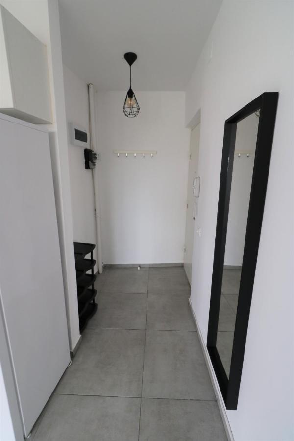 Serenity Heights Apartment: A Panoramic Haven Near Old Town - Free Minibar Bucharest