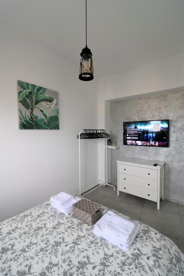 Serenity Heights Apartment: A Panoramic Haven Near Old Town - Free Minibar