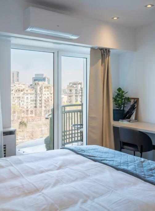 Superb River Views 1br + Parking Bucharest