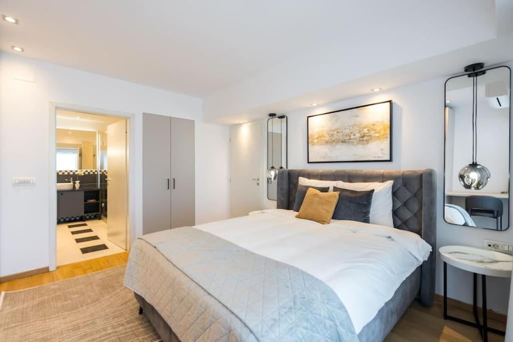 Superb River Views 1br + Parking Apartment *