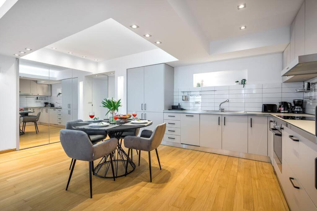 Superb River Views 1br + Parking Apartment *