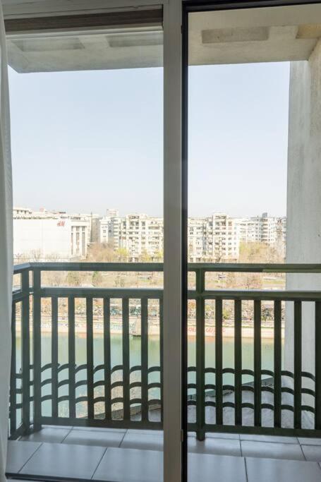 Superb River Views 1br + Parking *