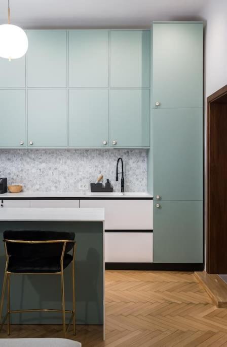 Stylish & Charming - Center