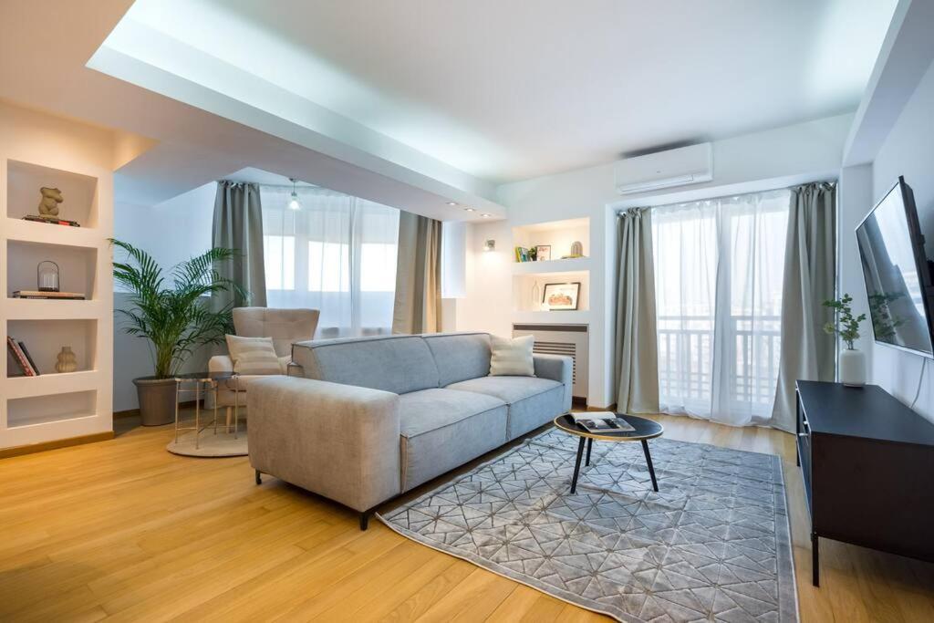 Superb River Views 1br + Parking Apartment *