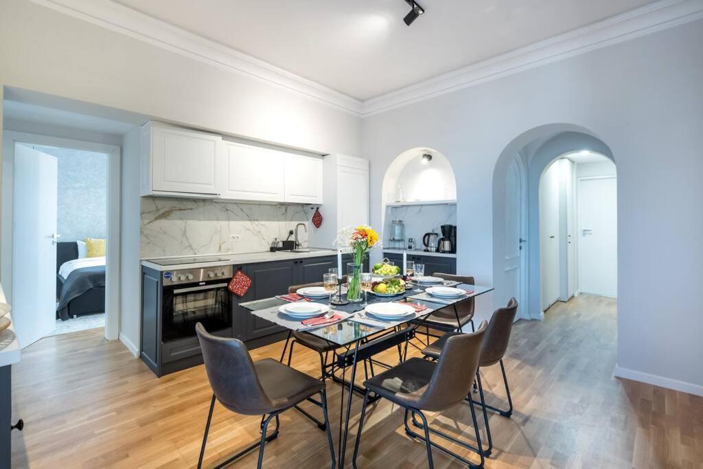 Apartment Superb Views 3br Midtown Flat - 3 Balconies Bucharest