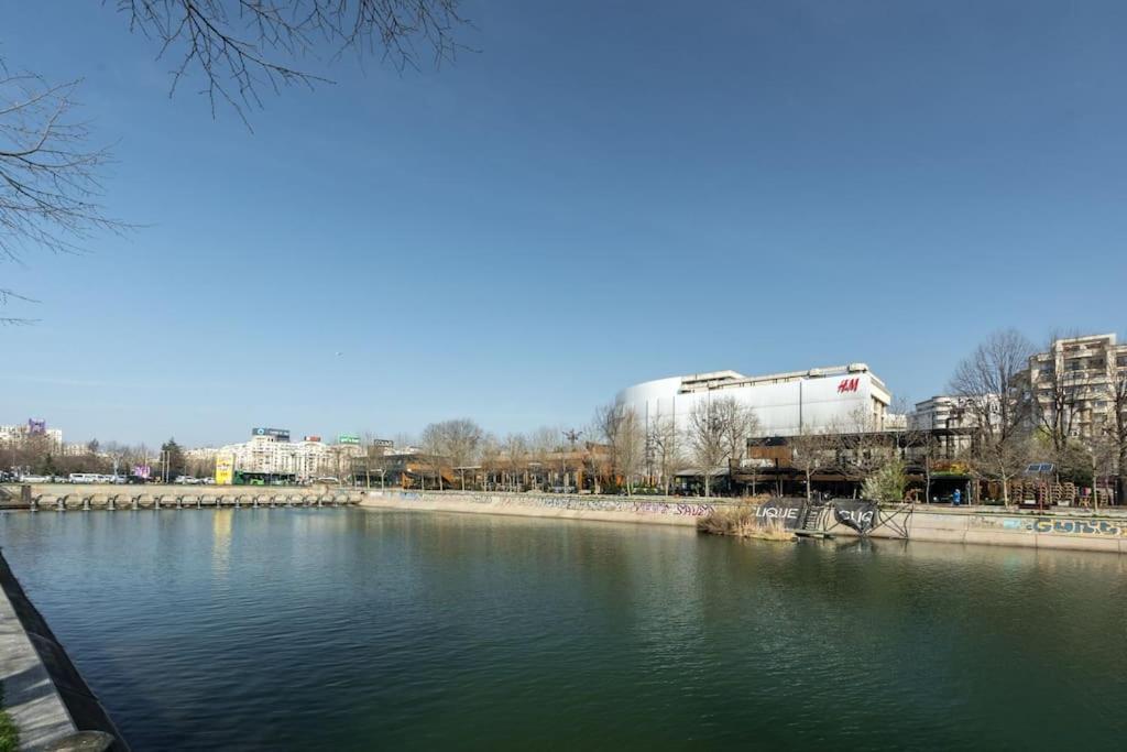 Superb River Views 1br + Parking *