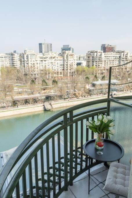 Superb River Views 1br + Parking Bucharest