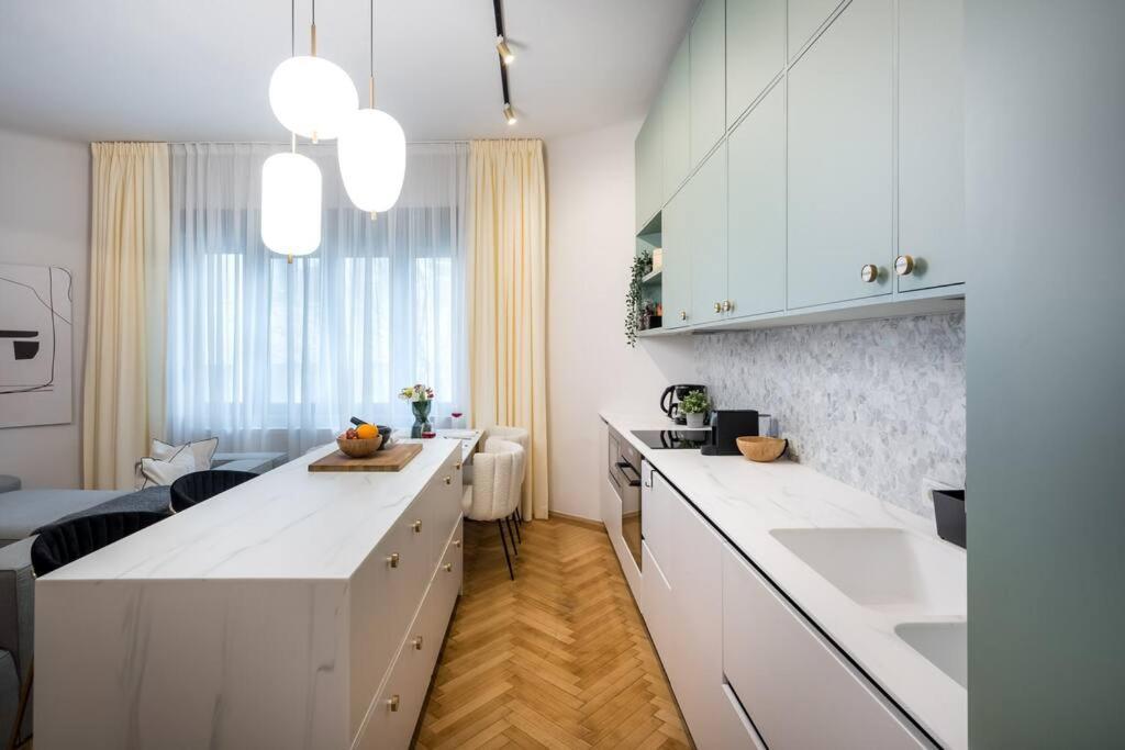 Stylish & Charming - Center * Bucureşti