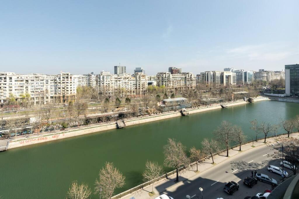 Superb River Views 1br + Parking Bucharest