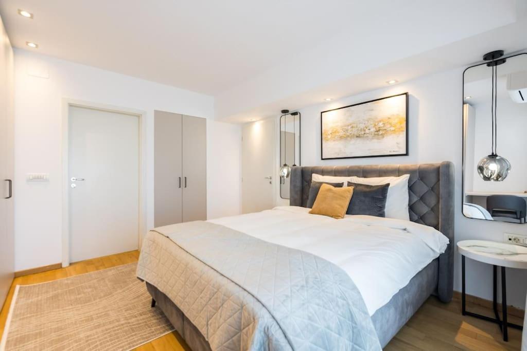 Superb River Views 1br + Parking Apartment *