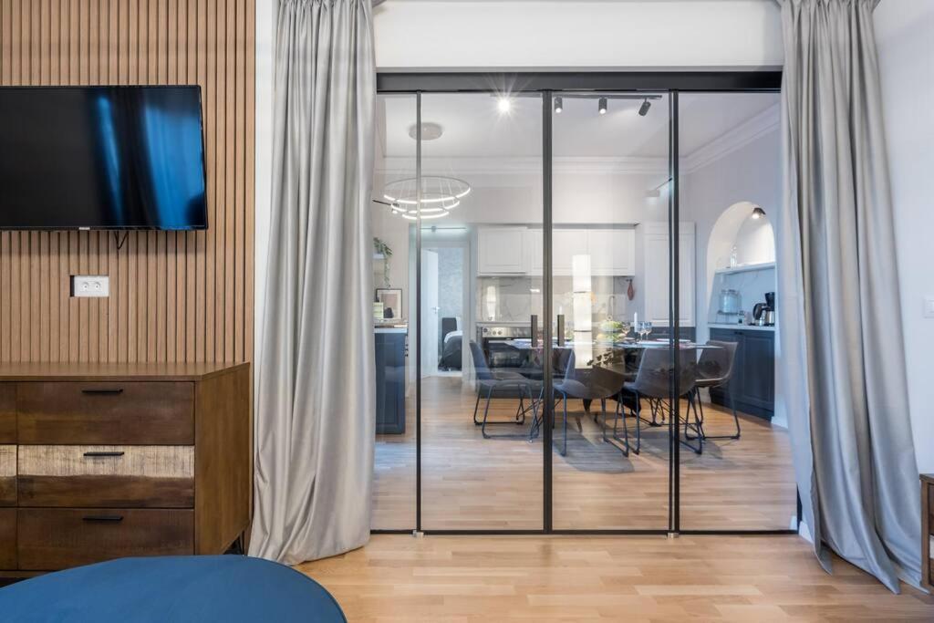 Superb Views 3br Midtown Flat - 3 Balconies *