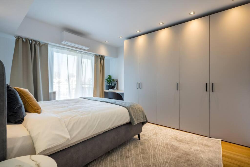 Superb River Views 1br + Parking *