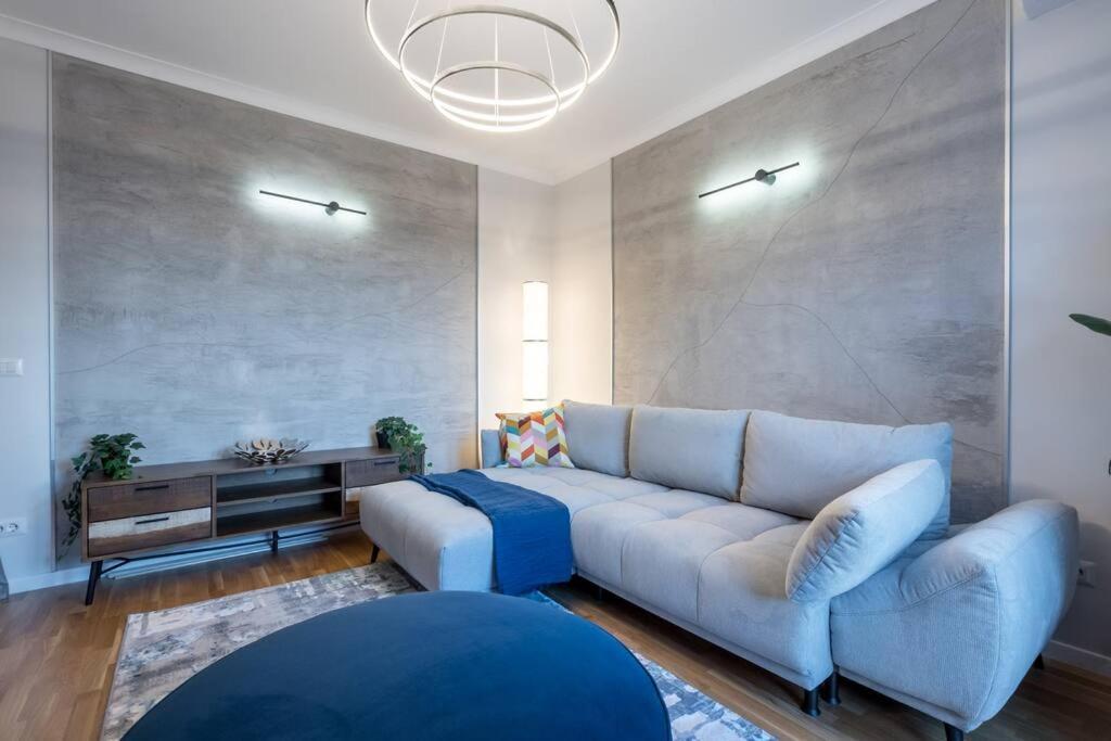 Apartment Superb Views 3br Midtown Flat - 3 Balconies *