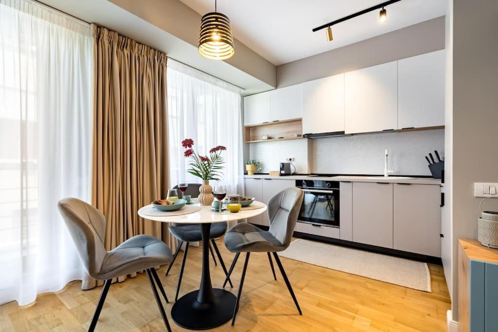 Bright 1br Flat - New Midtown Building + Terrace Apartament *