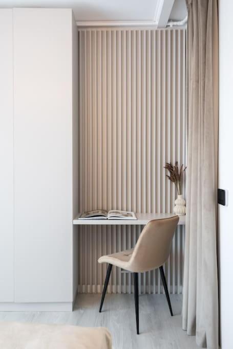 Charming - Netflix + Balcony Apartment