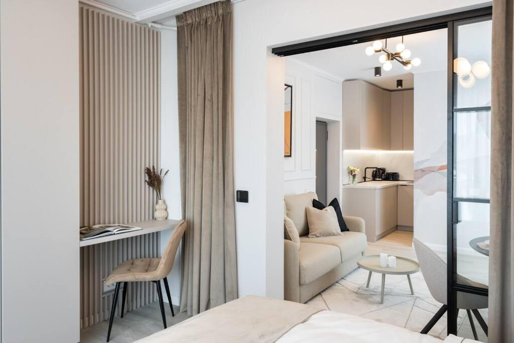 Charming - Netflix + Balcony Apartment *