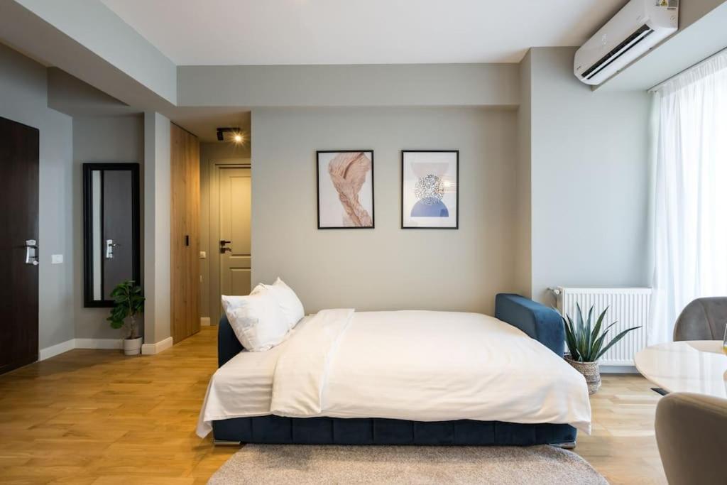 Bright 1br Flat - New Midtown Building + Terrace *