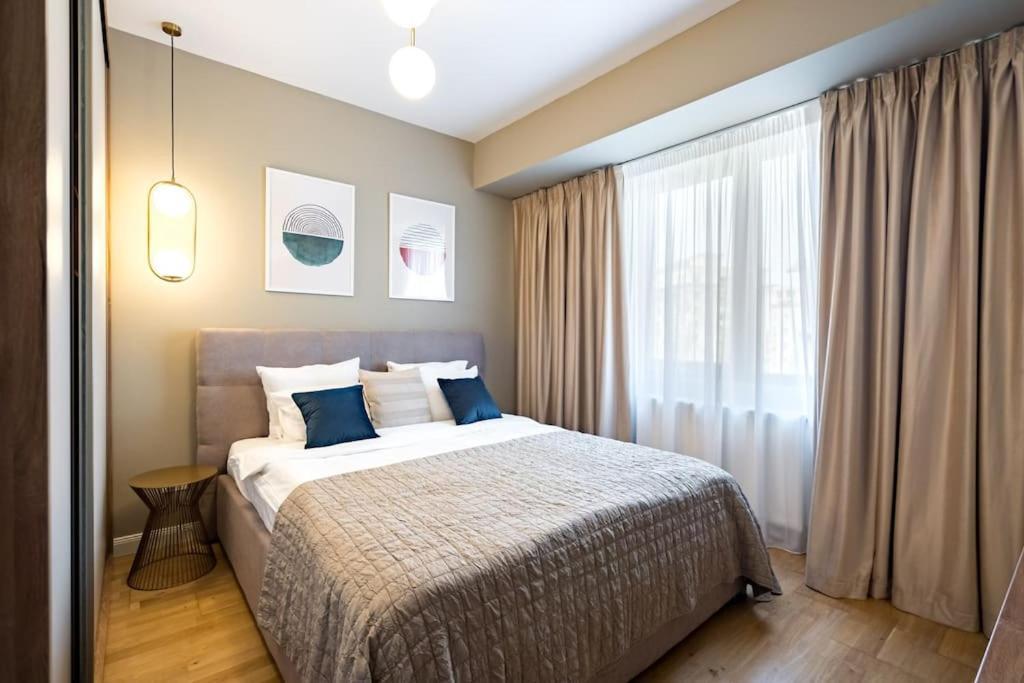 Bright 1br Flat - New Midtown Building + Terrace Apartament