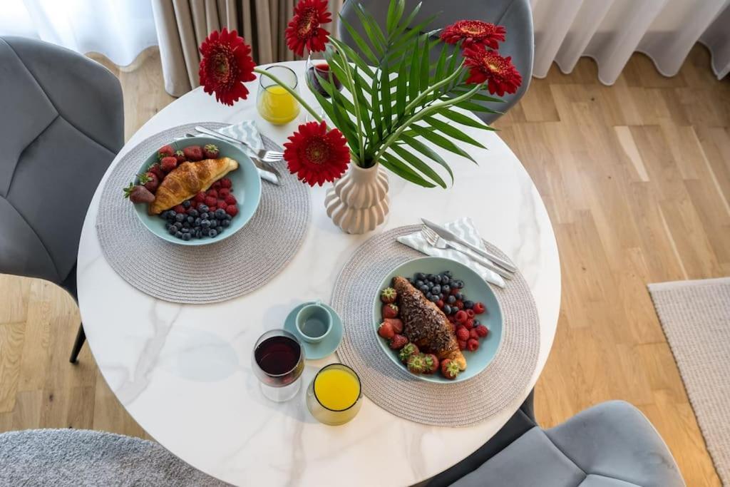 Bright 1br Flat - New Midtown Building + Terrace Apartament Bucureşti