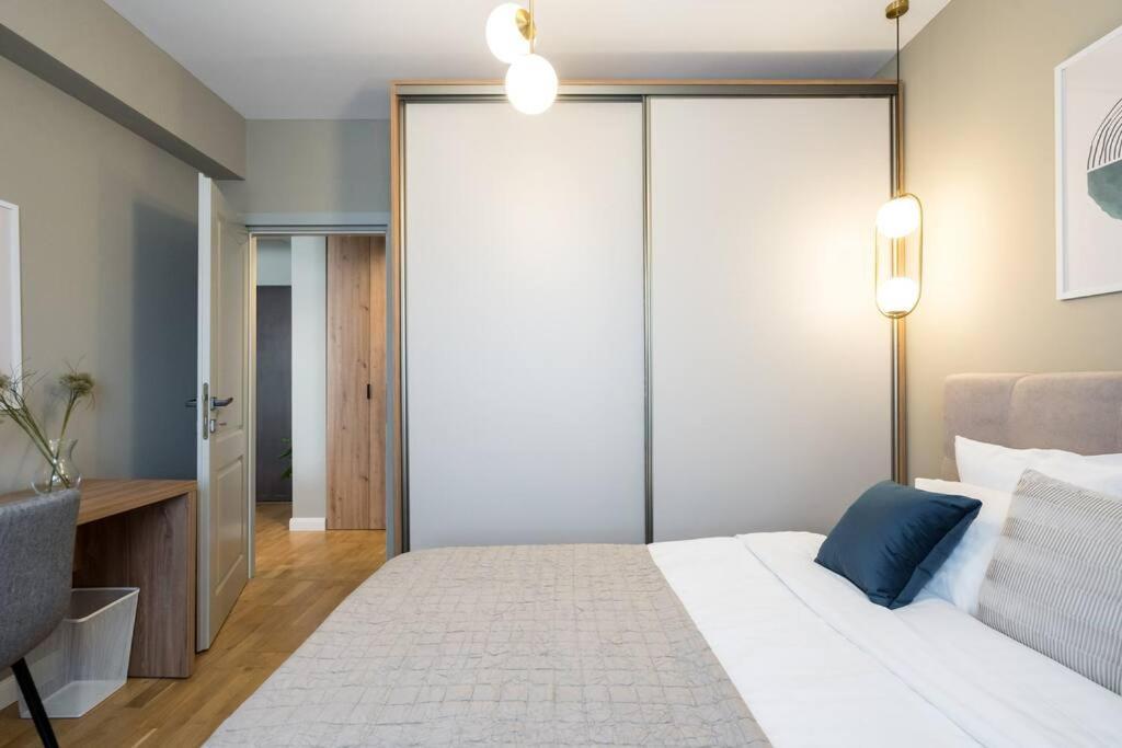 Bright 1br Flat - New Midtown Building + Terrace * Bucureşti
