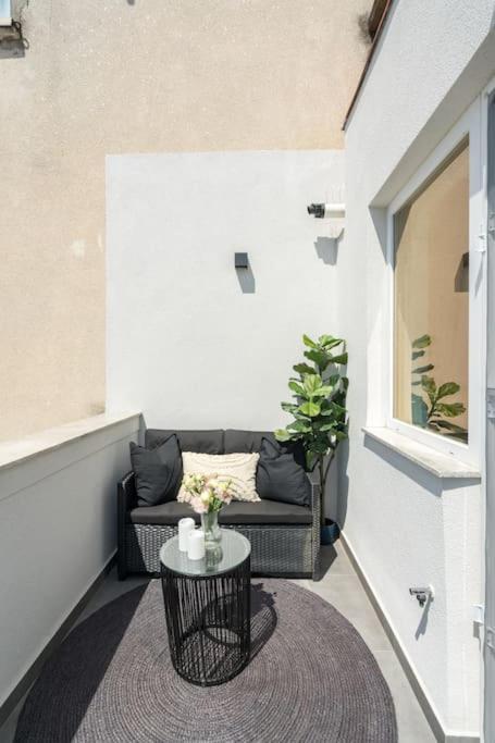 Charming - Netflix + Balcony *