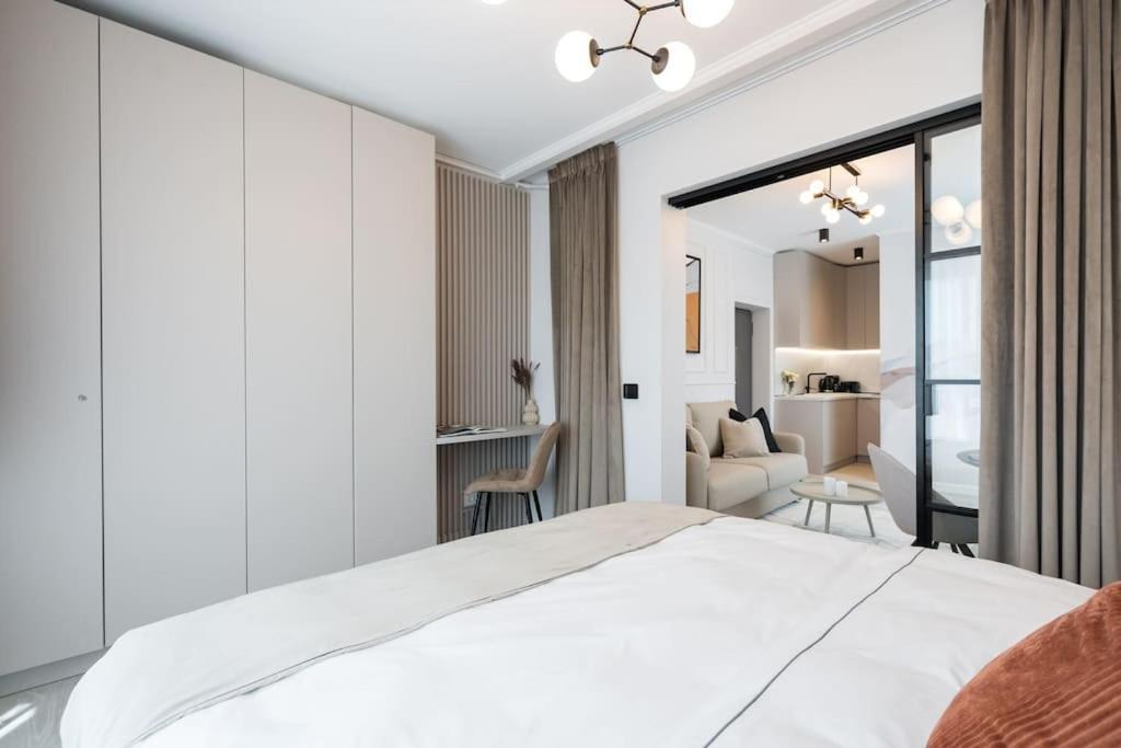Charming - Netflix + Balcony * Bucharest