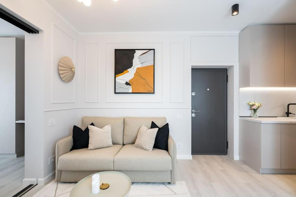 Charming - Netflix + Balcony * Bucureşti