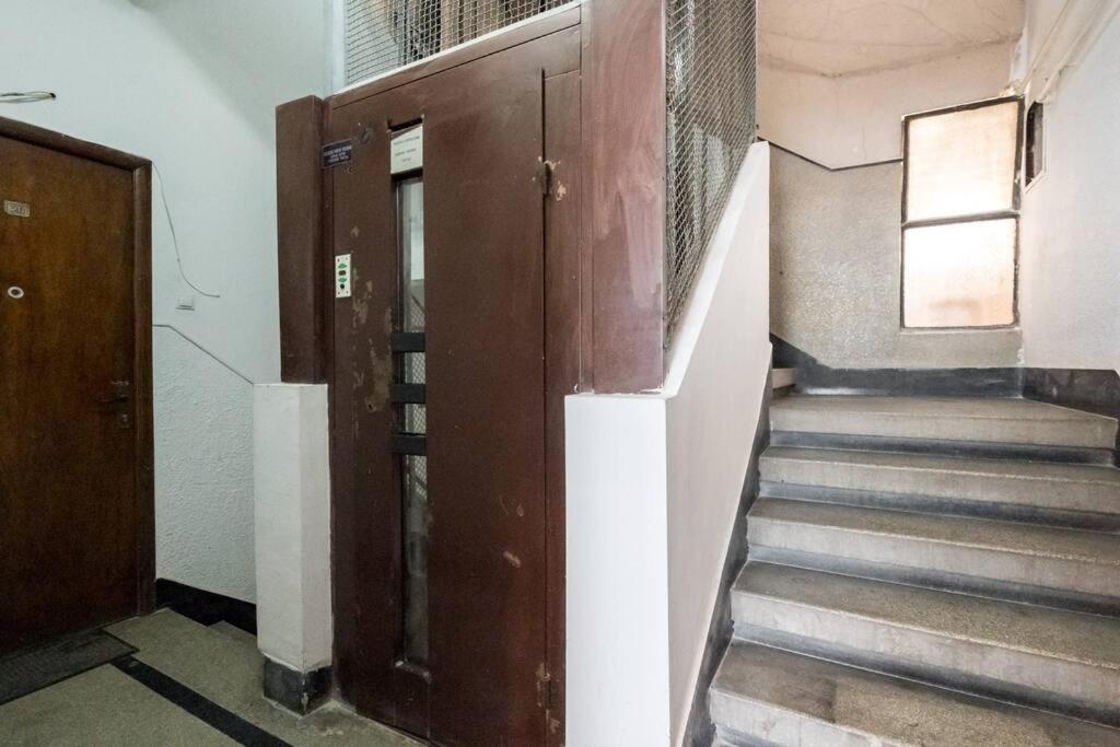 Charming - Netflix + Balcony Apartment