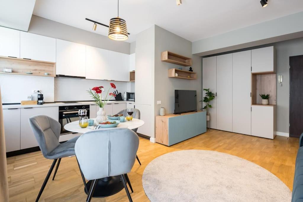 Bright 1br Flat - New Midtown Building + Terrace *