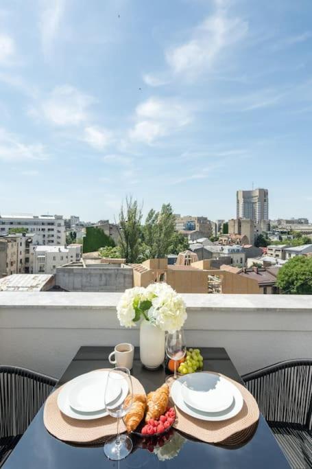 Charming - Netflix + Balcony Apartment *