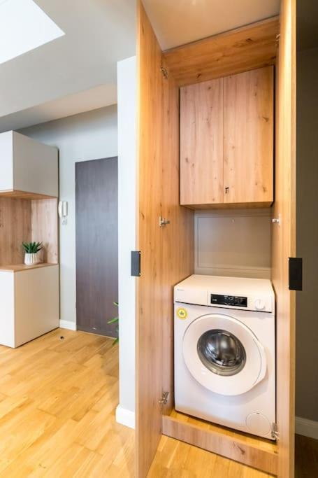 Bright 1br Flat - New Midtown Building + Terrace Apartament