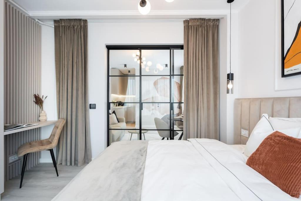 Charming - Netflix + Balcony *