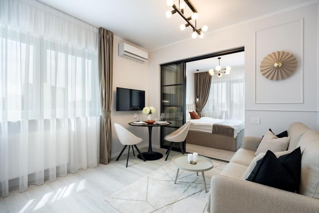 Charming - Netflix + Balcony Apartament