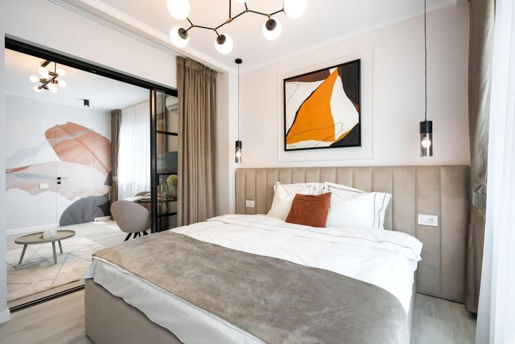 Charming - Netflix + Balcony Apartment *