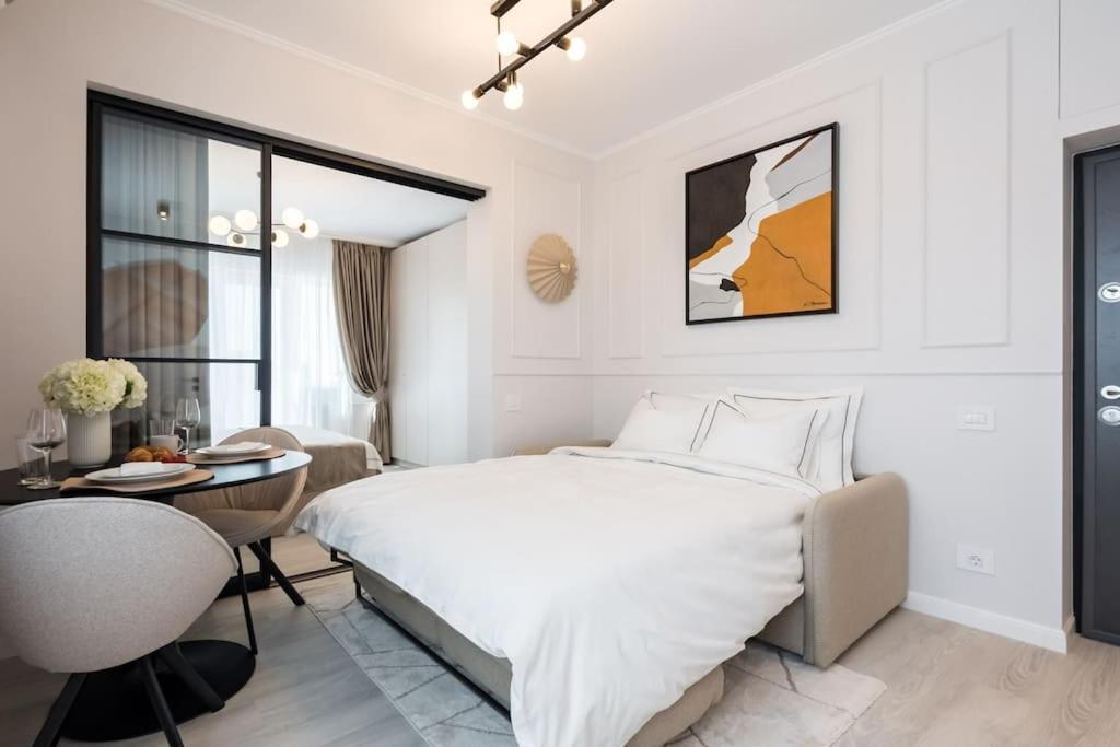 Charming - Netflix + Balcony Bucureşti