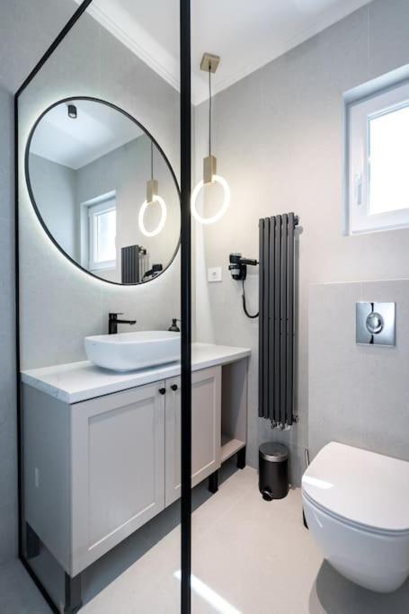 Charming - Netflix + Balcony Apartment *