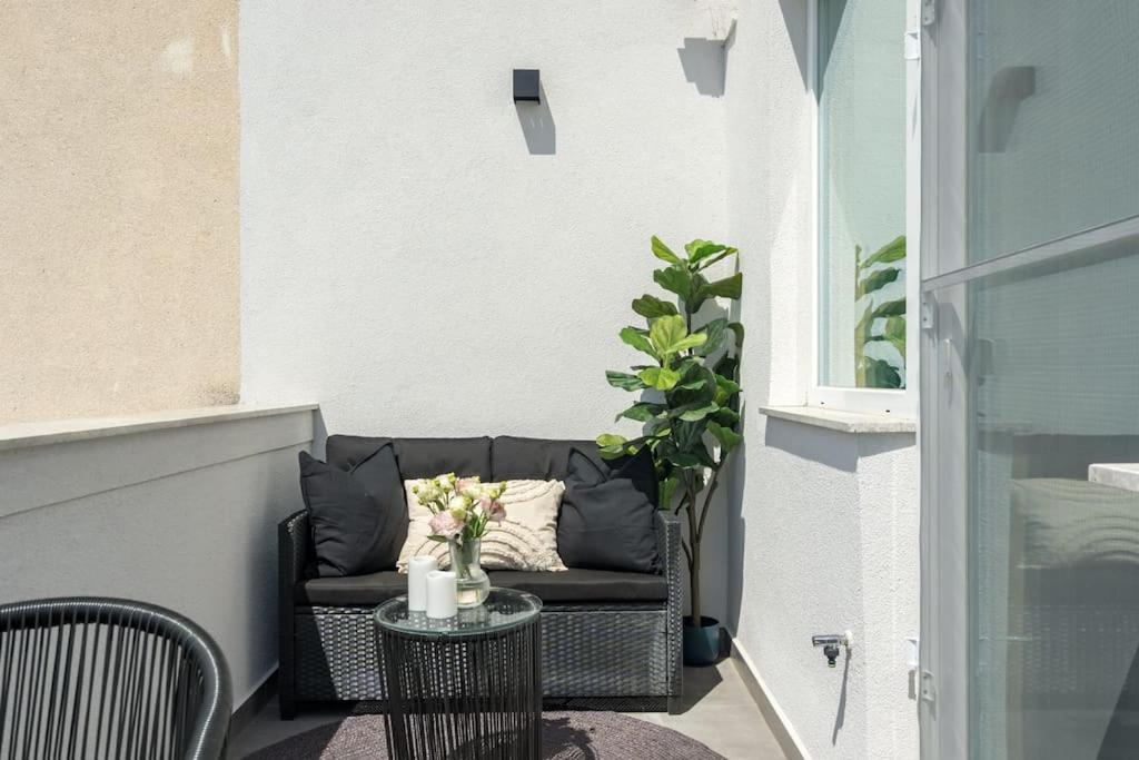 Charming - Netflix + Balcony Apartment Bucharest