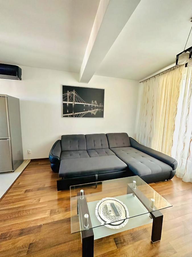 Moon Modern * Bucureşti