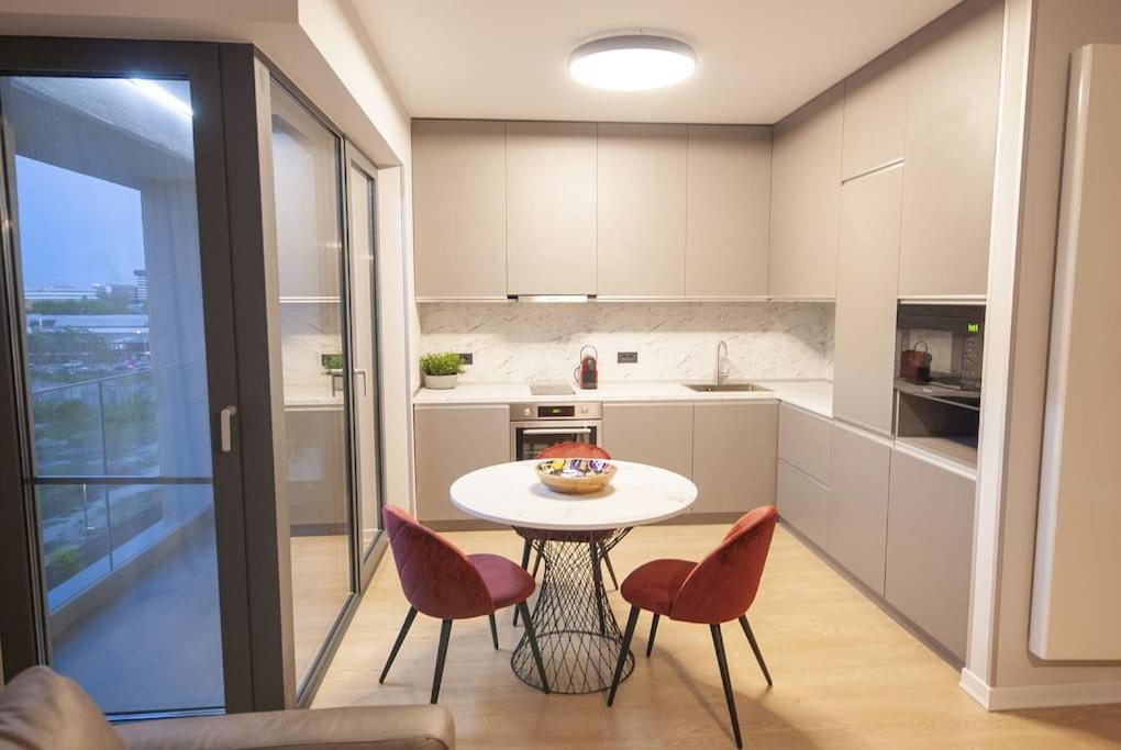 Shades Of Grey 124 - Cloud9 - Pipera - Floreasca - Barbu Vacarescu Area Apartament