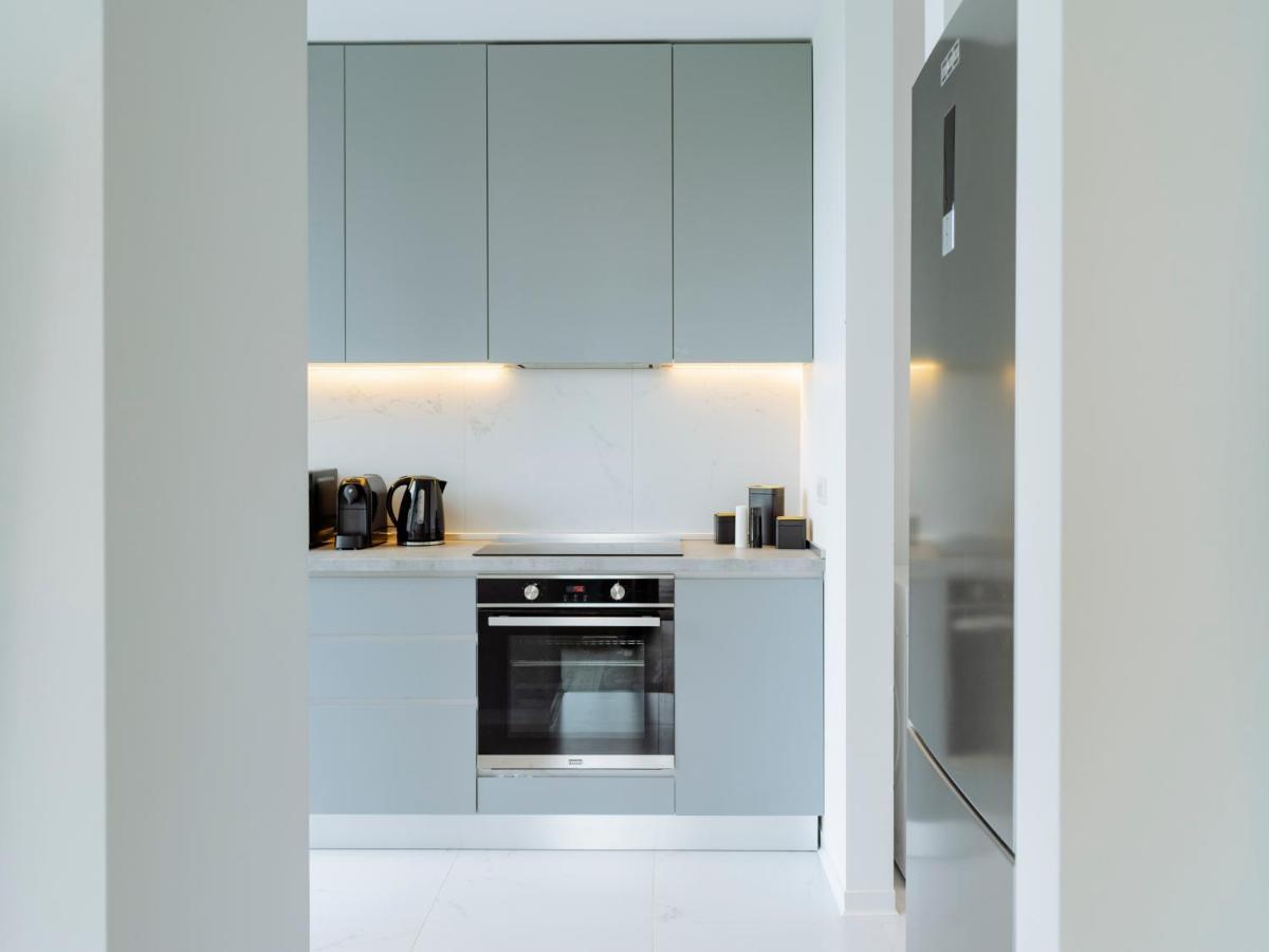 Luxury Living: Spectacular Views & Modern Elegance