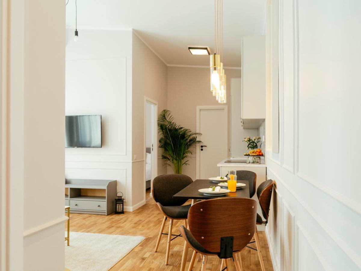 Bright 2br Flat - Palace Hall - Charming Balcony Apartment *