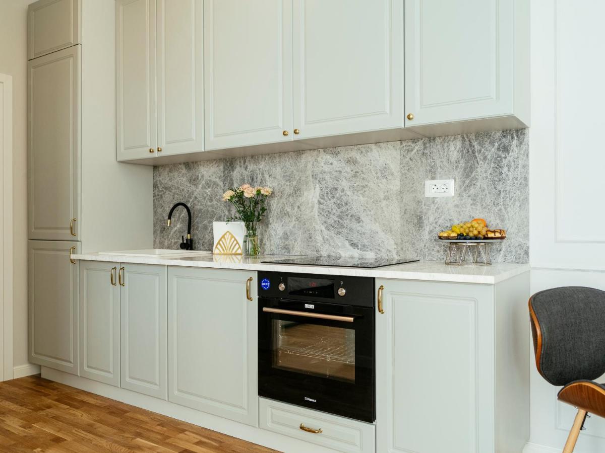 Bright 2br Flat - Palace Hall - Charming Balcony Apartment