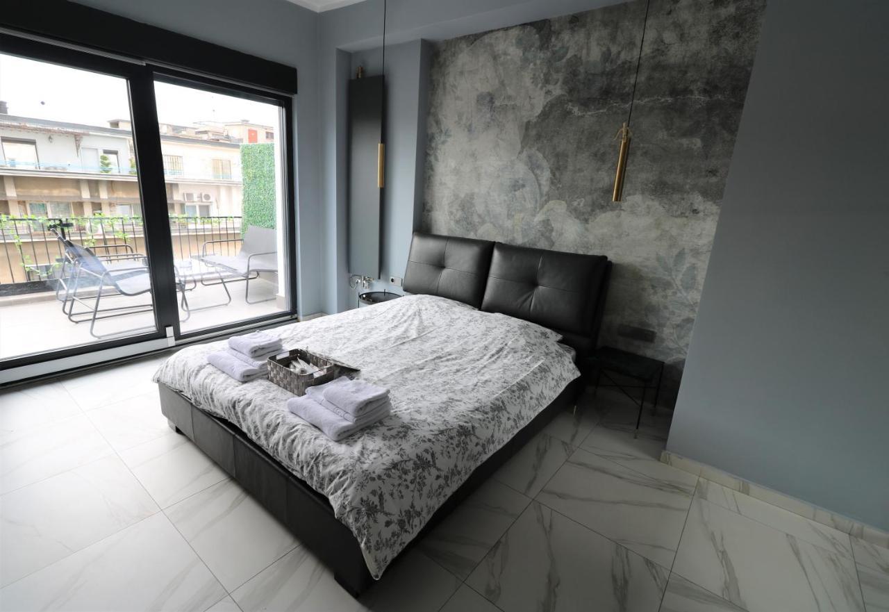 Deluxe Skyline Retreat - Old Town Apartment