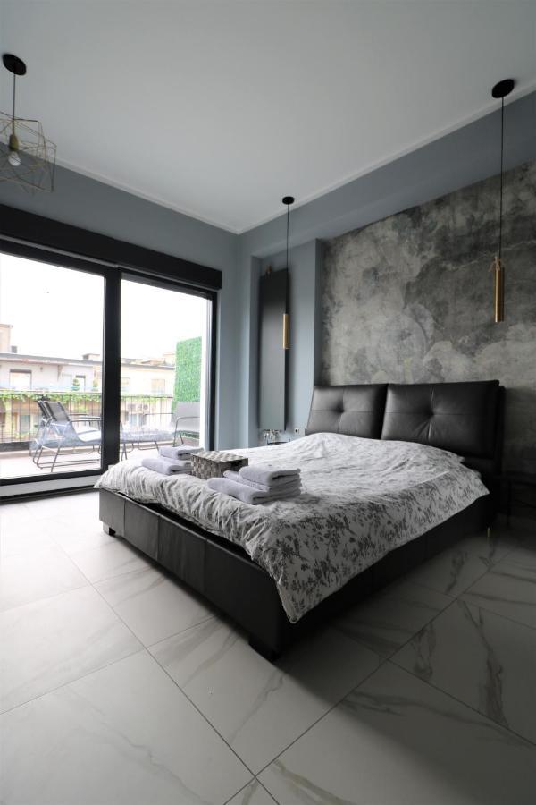 Deluxe Skyline Retreat - Old Town Apartament